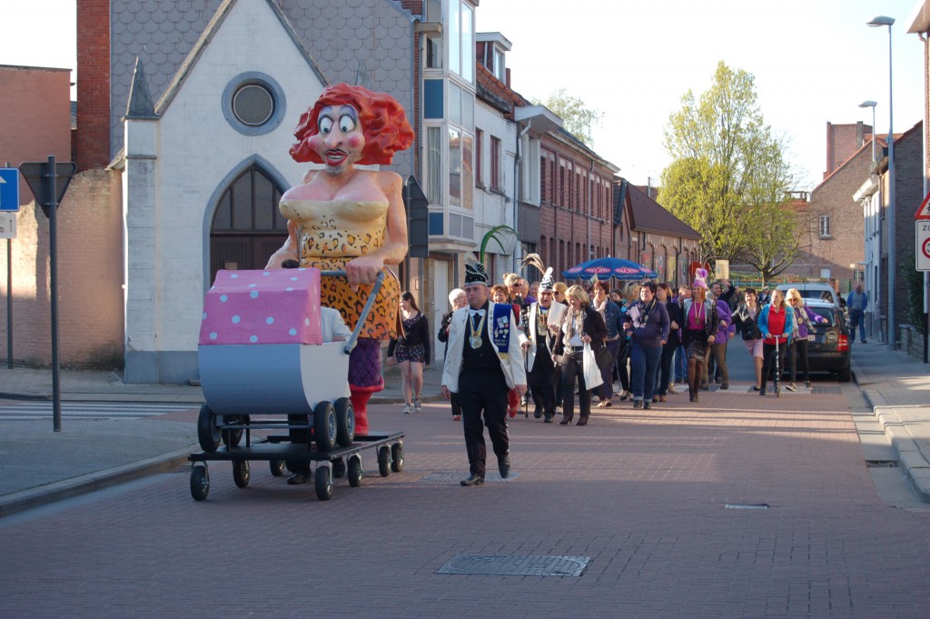 Mie Matsoefel trok zaterdag voor het eerst door de straten van Steendorp