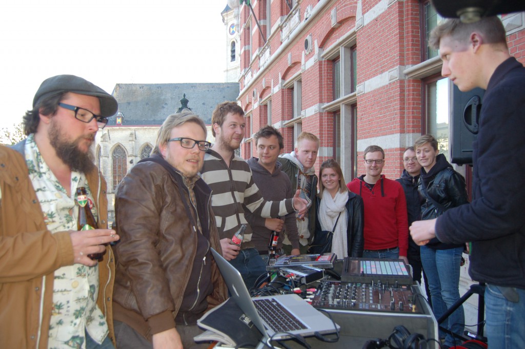 Dj Prfssrs mocht de spits afbuiten op de pui van het oud-gemeentehuis 