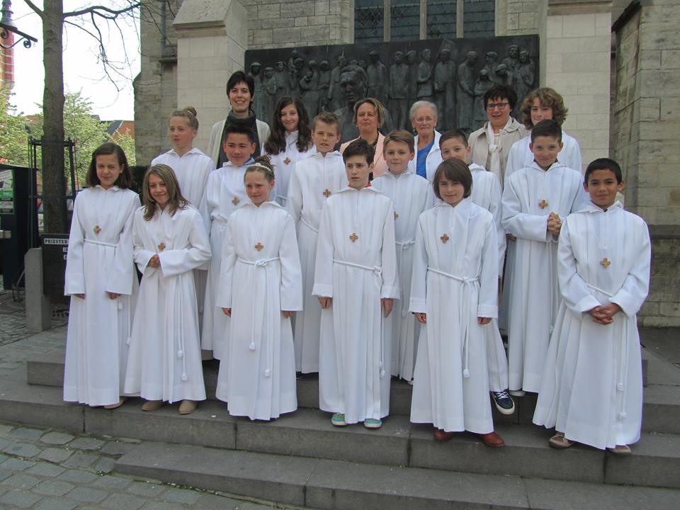 Zondag 19 november deden 14 vormelingen in de Onze-Lieve-Vrouwekerk, de hernieuwing van hun doopbelofte en ontvingen de Heilige Geest door het vormselsacrament dat werd toegediend door Kanunnik Peter Schmidt.  ((c) Lagere School Sint-Amelberga)