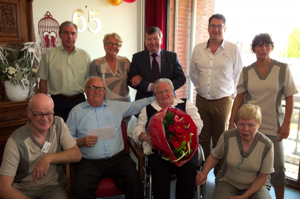 Foto De jubilarissen met dochter Lilly, burgemeester Luc De Ryck, OCMW-voorzitter Werner Maerevoet, directeur Jean-Paul Elegeert en personeelsleden. 