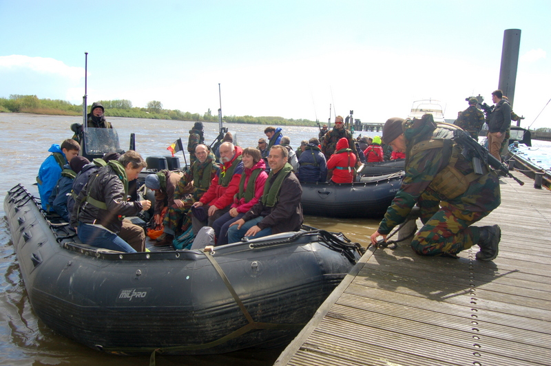 Met zogenaamde zodiac boten  werden de burgers geëvacueerd over de Schelde