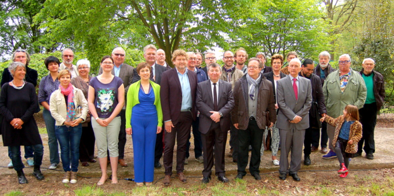 Burgemeester Luc De Ryck samen met sprekers, schepenen, curators en kunstenaars