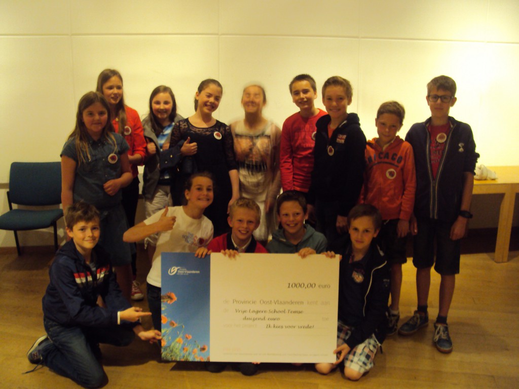 De winnende klas met de cheque van 1000 euro ( foto (c) Hollebeekschool)