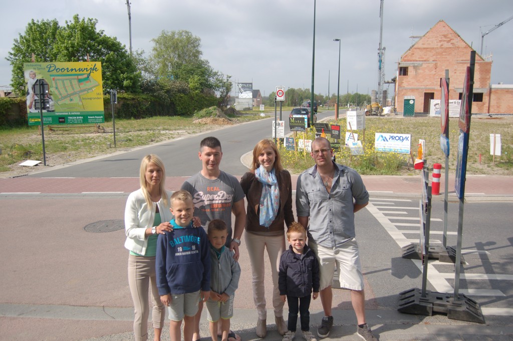 Tanja Heirwegh  en Michael Carney met de kinderen Shawn Kailen Carney (6) en Denzel De Maarschalck (9)  en Sander Van Remoortere, Lien De Waele en zoontje Eyben (2,5)  dachten dat de officiele opening ter plaatse zou plaatsvinden. 