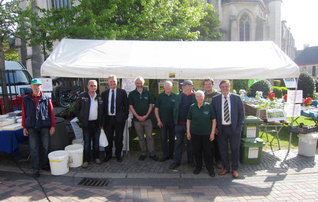 Op de foto vlnr : Etienne Dietvorst, bezoeker, Hugo Maes (schepen), Wim Barbier, Henri Vermeulen, Paul Van Landeghem, Maria Lobelle, Joris Baeck (milieudienst) Franky De Graeve (schepen)