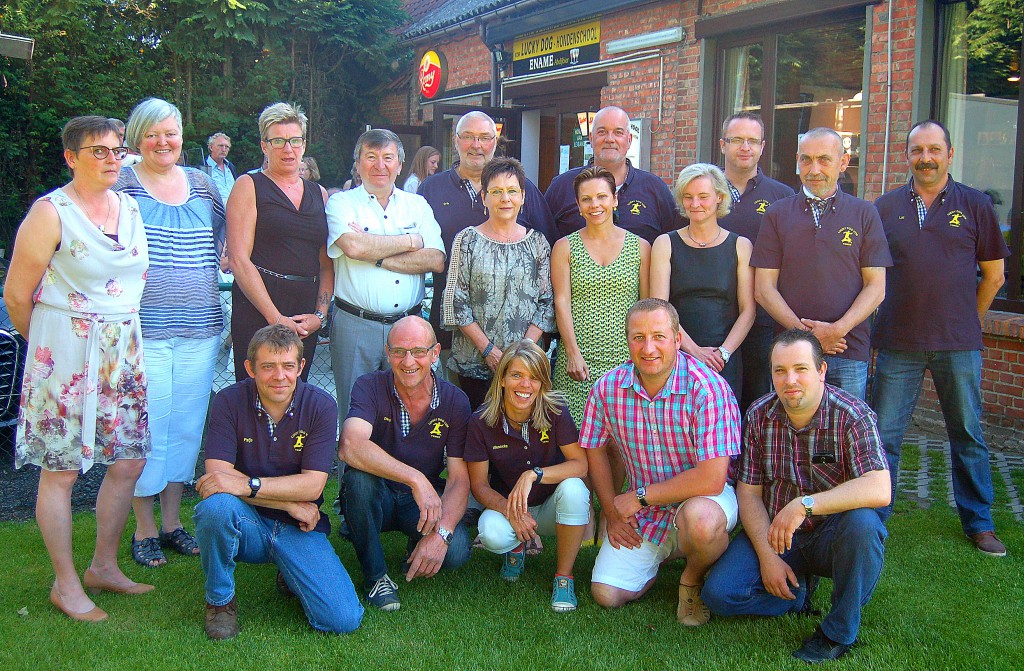 Voorzitter Erik Verheyden, samen met burgemeester Luc De Ryck, schepen Debby Vermeiren, bestuur en vrijwilligers van Lucky Dog.