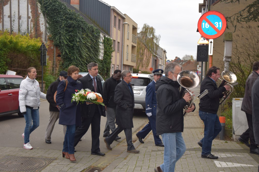 In Steendorp ging het na de eucharistieviering in stoet naar het monument van de gesneuvelden in de Sterstraat.