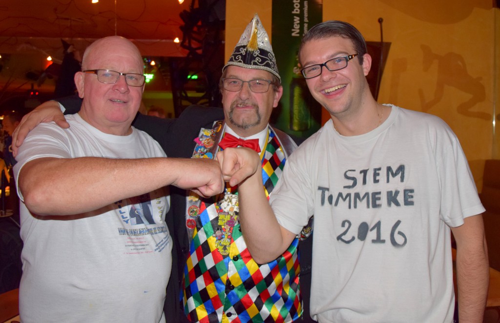 Willy De Vogel (l) en Tom Serraris (r) met  de voorzitter van het carnavalscomité Dirk Mettepenneningen