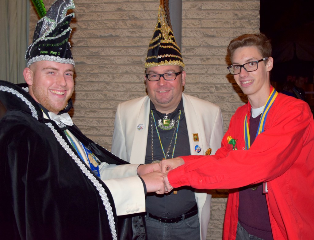 Roy Meersman (l) en Leroy Van Strydonck (r) met voorzitter van de Orde van de Baksteen Marc Ost