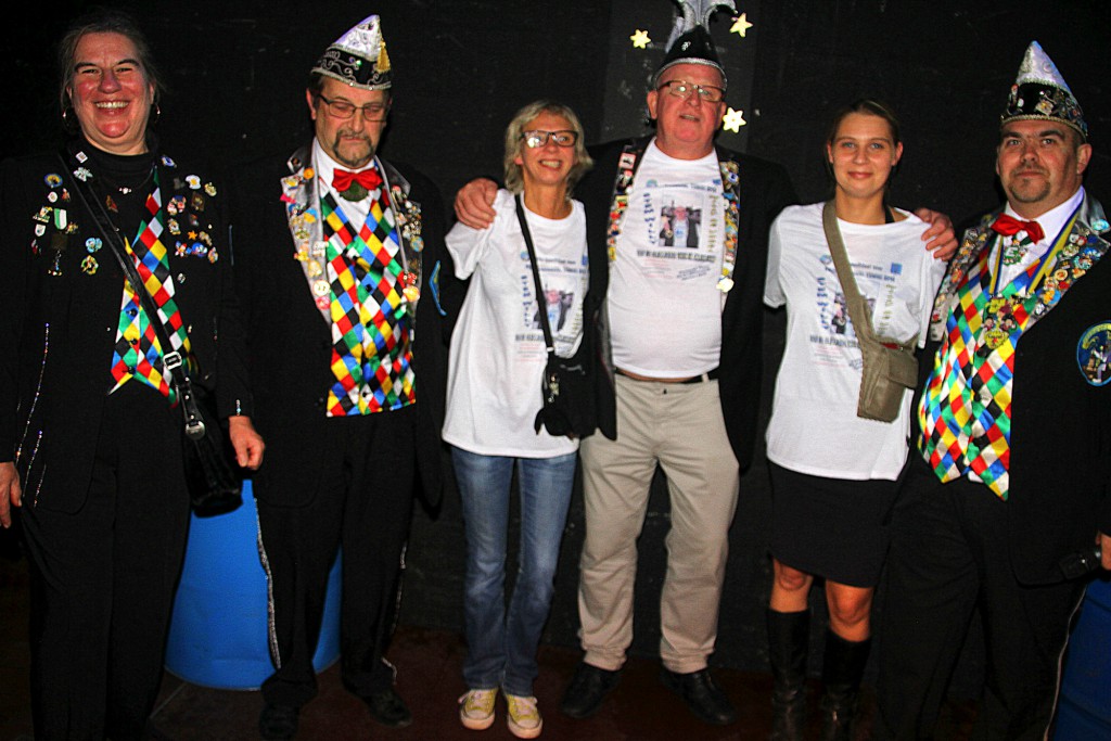 De fonkelnieuwe prins carnaval Temse 2016 Willy De Vogel geflankeerd door zijn eredames Martine en Signe en verder vlnr.: Beatrix Mys, voorzitter carnavalscomité Temse Dirk Mettepenningen en Sylvain Schvartz. (foto Franky Polfliet) 