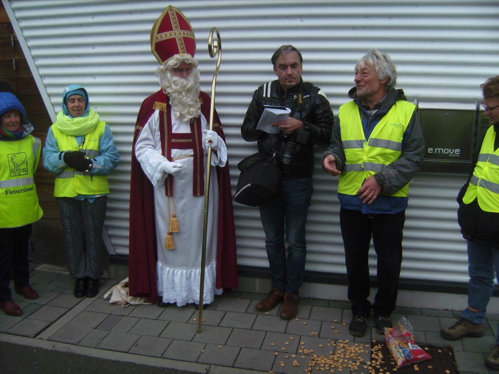 Met de morele steun van Sinterklaas hielden de fietsers een pleidooi voor verbeteringen op de Zaat.