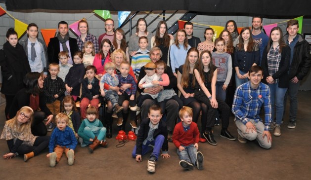 Tante Vera met 'haar' kinderen (foto Guy Van Vliet)