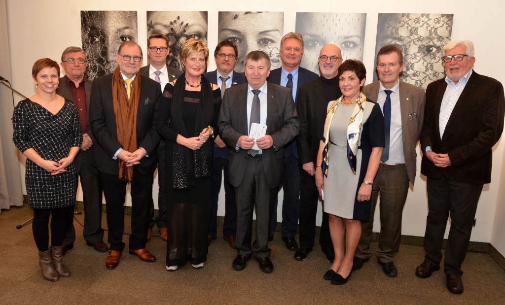 V.l.n.r. Debby Vermeiren, Eddie Van der Vieren, Freddy Van Vlaenderen, Koen De Jonghe, Lucille Feremans, Franky De Graeve, burgemeester Luc De Ryck, Hugo Maes, Eddy Stockman, Rita Heerwegh, Luc Verhulst en Fonny Boesmans 